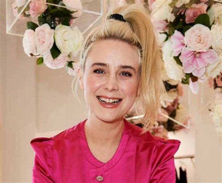 Big Bang Theory Star Alessandra Torresani in Workout Gear Says "Come With Me"