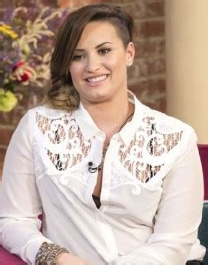 Demi Lovato Body Measurements Height Weight Shoe Bra Size Stats