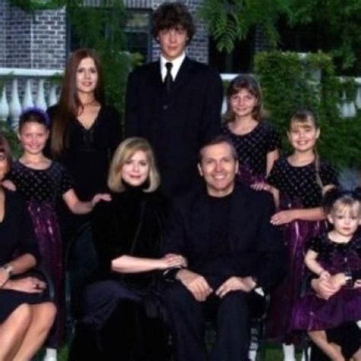 How Many Kids Did Dr Martin Macneill Have? – Celebrity