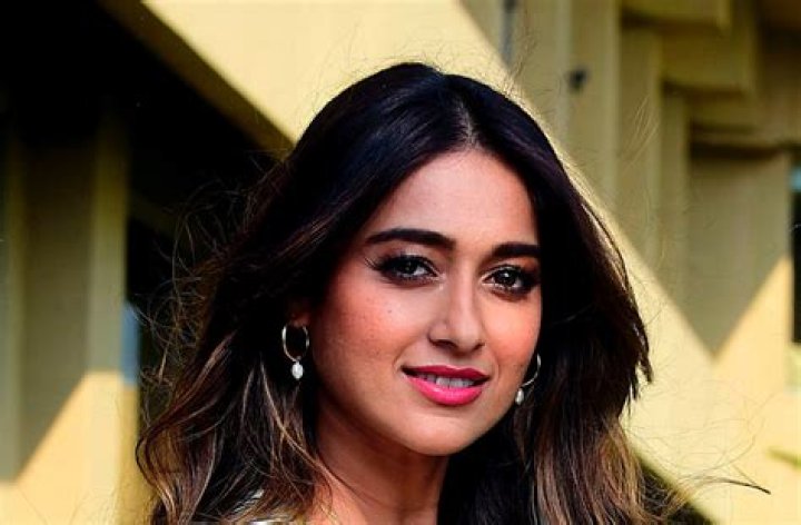 Ileana D’Cruz in Bathing Suit Says “Peace” — Celebwell