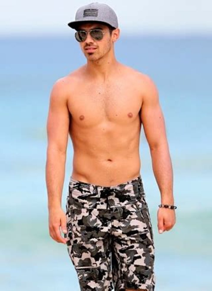 Joe Jonas Body Measurements Height Weight Shoe Size Vital Stats Bio