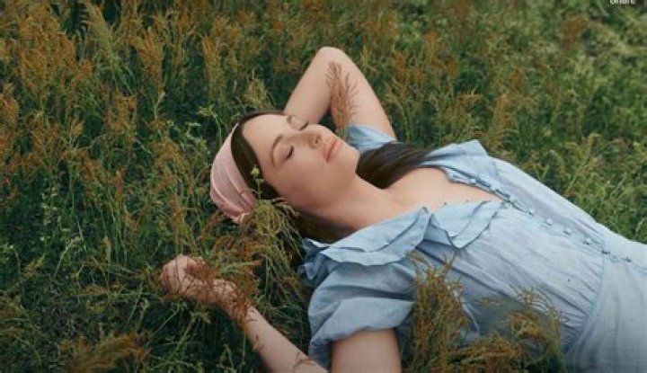 Kacey Musgraves Biography - Facts, Childhood, Family Life & Achievements