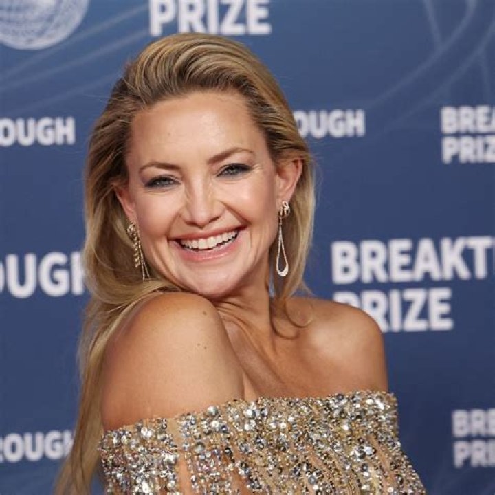 Kate Hudson Shares Swimsuit Photos of "Good Energy" 