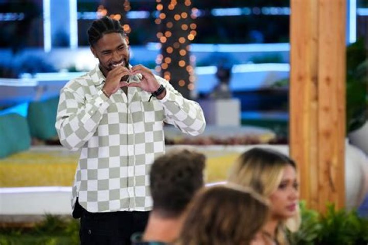 Love Island Jesse Bray Age, Height, Parents, Girlfriend, Net Worth & More