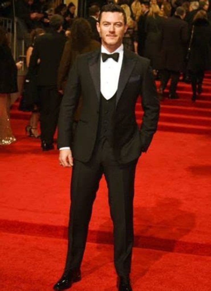 Luke Evans Height Weight Body Measurements Age Stats Facts