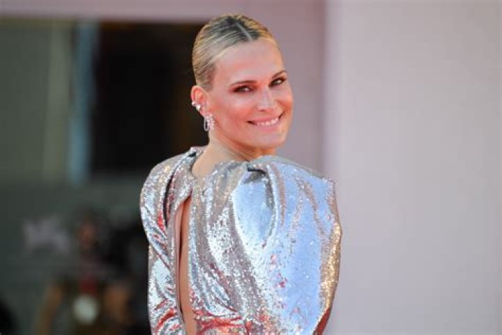 Molly Sims in Bathing Suit Says "I Miss Vail" — Celebwell