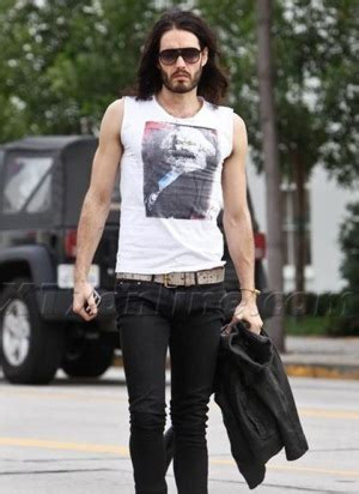 Russell Brand Body Measurements Height Weight Shoe Size Vital Statistics