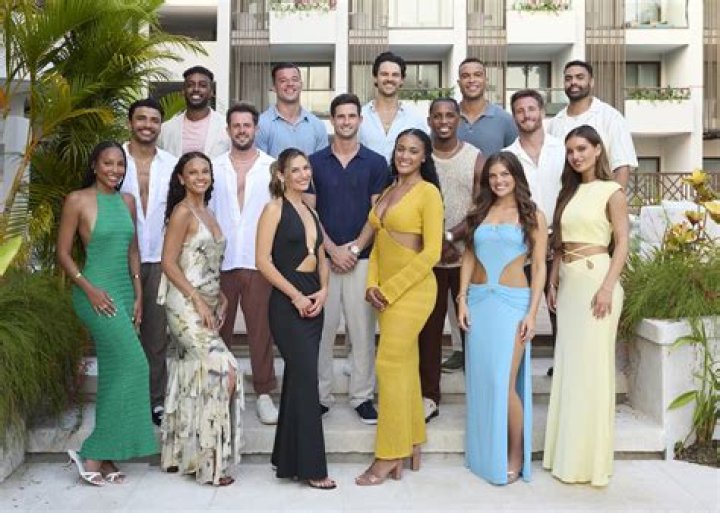 The Bachelor's Susie Evans in Bathing Suit Shows "Side Eye" — Celebwell