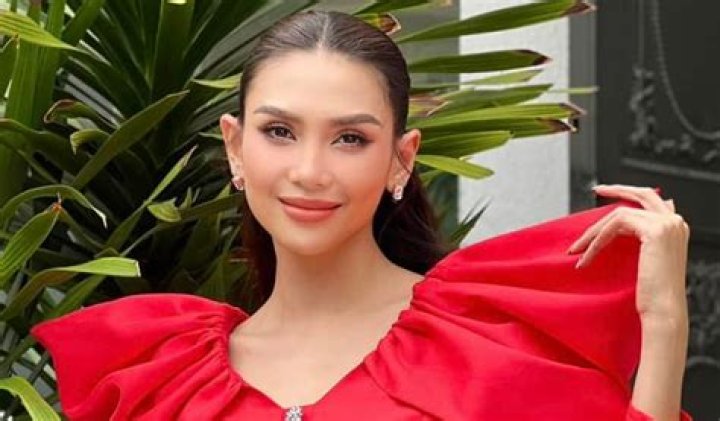 Võ Hoàng Yến in Bathing Suit is "Running Around Waikiki" — Celebwell