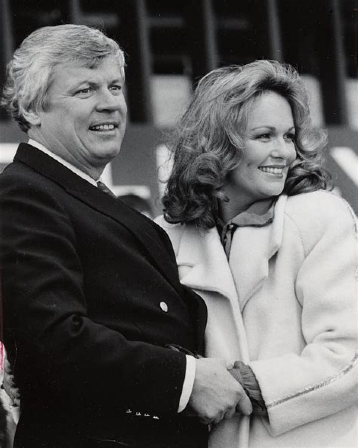 Who Was John Y. Brown Jr.? Age, Spouse, Children, Net-Worth